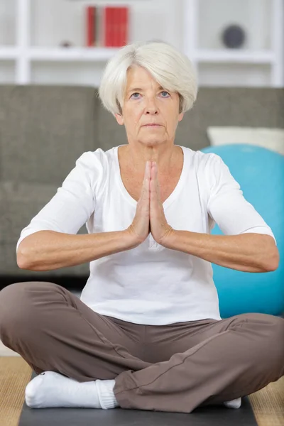一名穿着运动服在室内锻炼的老年妇女的肖像 — 图库照片