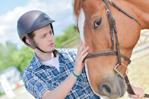 骑着马的年轻骑手 — 图库照片