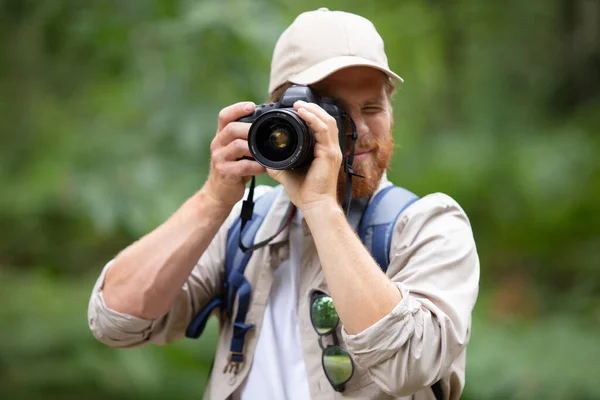 在自然景观中拍照的摄影师肖像 — 图库照片