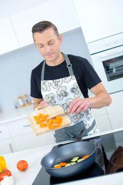 Mann Kocht Und Schneidet Gemüse Für Das Mittagessen — Stockfoto