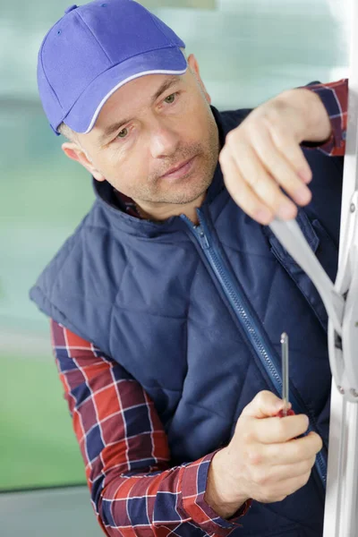 Close Reparador Masculino Que Fixa Janela Com Chave Fenda — Fotografia de Stock