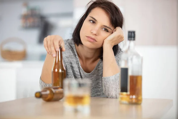 Depressieve Alcoholische Jonge Mooie Vrouw — Stockfoto