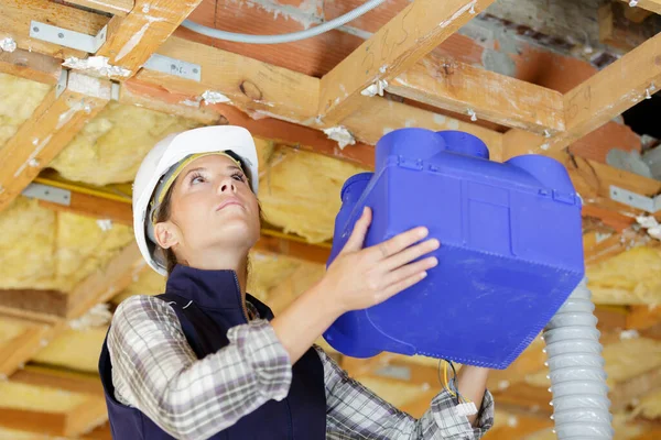 Mulher Construtor Montagem Caixa Ventilação Espaço Telhado — Fotografia de Stock