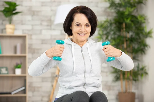 Senior Kvinna Gör Fitness Övningar Med Vikter — Stockfoto