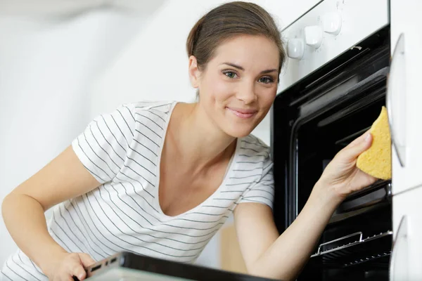 Frau Putzt Ofen Küche — Stockfoto