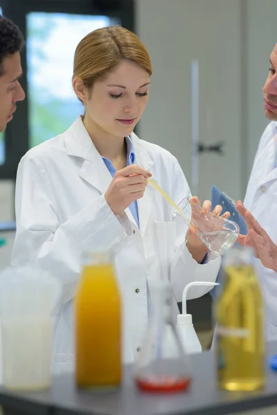 Fiatal Tudósok Tanulmányozzák Molekuláris Szerkezet Egy Laboratóriumban — Stock Fotó