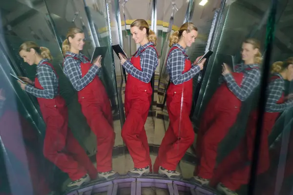 Σκληρά Εργαζόμενη Γυναίκα Μηχανικός Κρατώντας Ψηφιακή Ταμπλέτα — Φωτογραφία Αρχείου