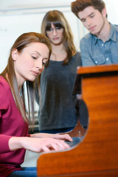 Bella Giovane Donna Plauing Pianoforte — Foto Stock