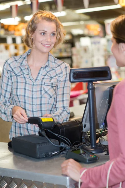 Mujer Ingresando Código Pin Caja Registradora Tienda —  Fotos de Stock