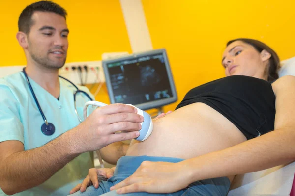 Médico Escaneando Abdomen Mujer Embarazada — Foto de Stock