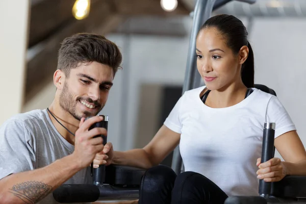 Gym Man Vrouw Tijdens Een Fitness Workout — Stockfoto