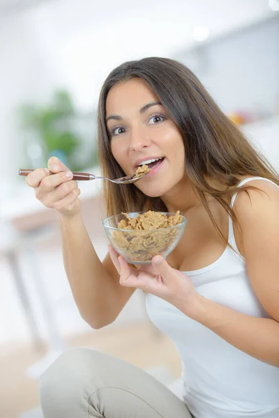 Eine Frau Isst Getreide — Stockfoto