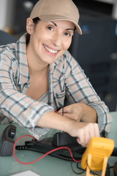 Mujer Trabajadora Sonriendo Cámara — Foto de Stock