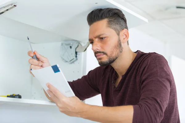 Man Instructions Install Cupboard — Stock Photo, Image