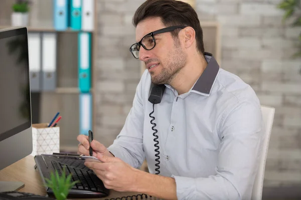 Ofiste Gülümseyen Adam Telefonda Konuşuyor — Stok fotoğraf