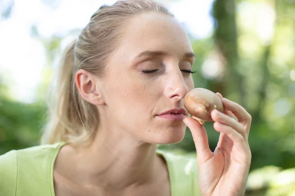 Portrait Young Housewife Smelling Mushroom — Stock Photo, Image