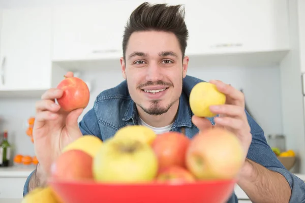 Άνθρωπος Ένα Μήλο Κάθεται Στην Κουζίνα — Φωτογραφία Αρχείου