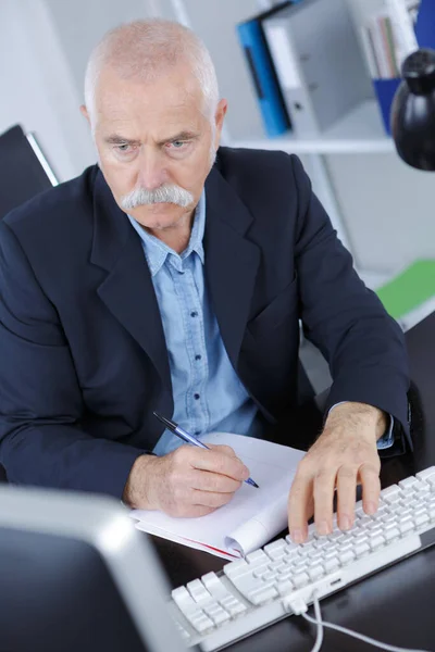 Starszy Mężczyzna Biurze Pracuje Laptopie — Zdjęcie stockowe