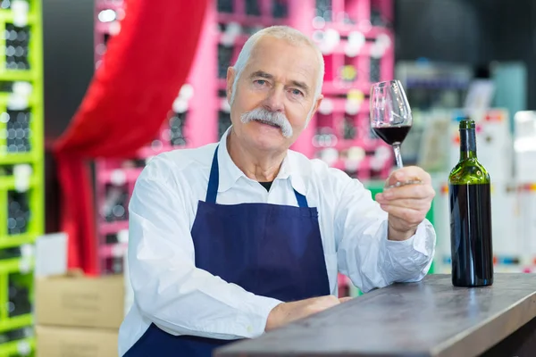 Sorrindo Vendedor Sênior Loja Vinhos — Fotografia de Stock