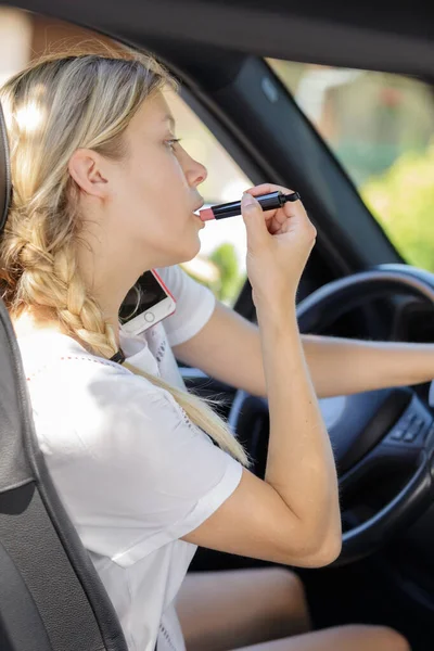 Kadın Sürücü Cep Telefonuyla Konuşurken Ruj Sürüyor — Stok fotoğraf