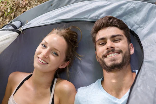 二人がテントに寝そべっているのを見ると — ストック写真