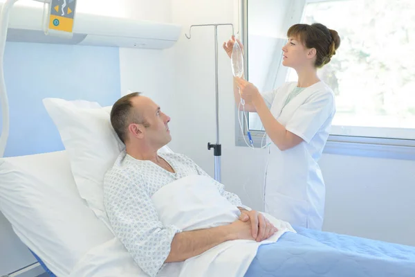 Krankenschwester Gibt Einer Patientin Krankenhaus Eine Spritze — Stockfoto