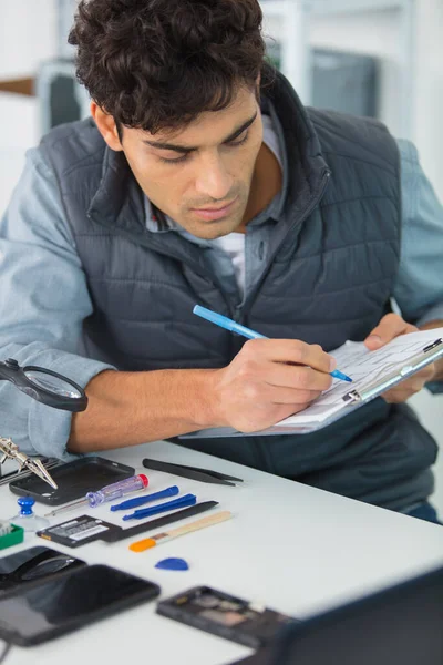 Handsome Young Technician Using Clipboard Indoor — Stock Photo, Image
