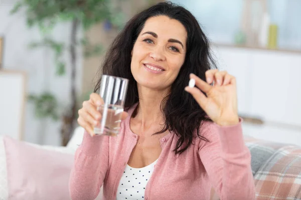 Mujer Mediana Edad Sosteniendo Medicamentos Vaso Agua — Foto de Stock