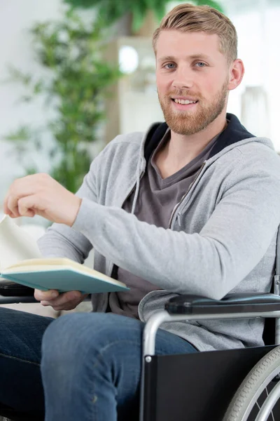 Студент Инвалид Обучающийся Дома Инвалидной Коляске — стоковое фото
