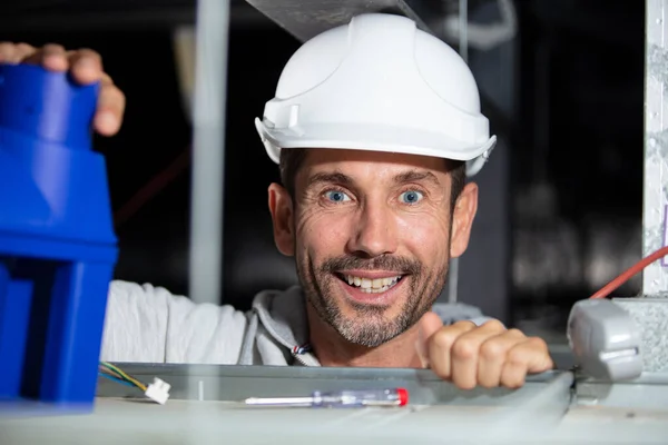 Mannelijke Aannemer Installeert Ventilatiesysteem Dakruimte — Stockfoto