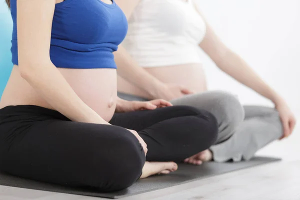 Grupa Kobiet Ciąży Relaks Domu — Zdjęcie stockowe