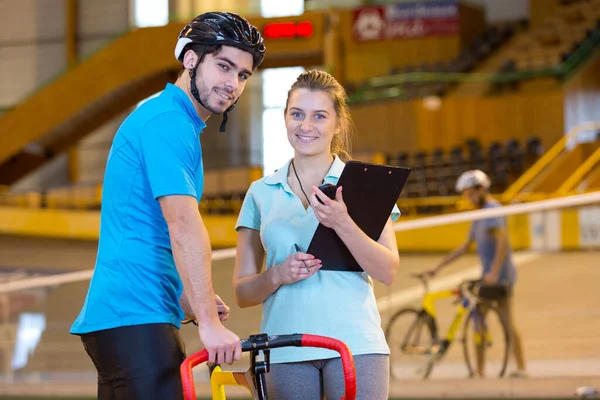 Entrenador Femenino Con Ciclista Masculino — Foto de Stock