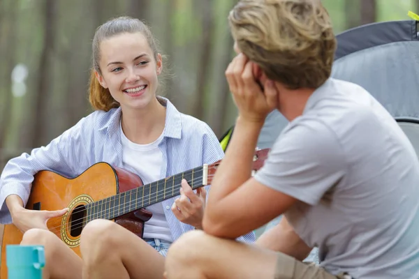 Genç Çift Çadırlarının Dışında Gitar Çalan Kadının Önünde Oturuyordu — Stok fotoğraf
