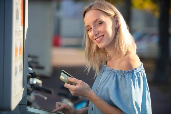 Ung Cool Kvinna Med Kreditkort Hyra Cykel — Stockfoto