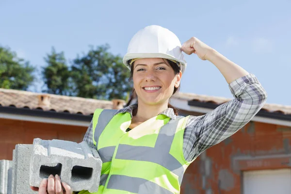 Femme Travailleur Construction Montrant Son Casque Extérieur — Photo