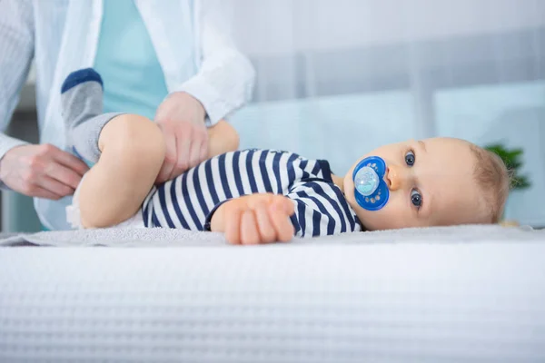 Bebé Durante Una Revisión Médica —  Fotos de Stock