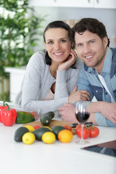 Porträt Eines Süßen Paares Mit Gemüse Der Küche — Stockfoto
