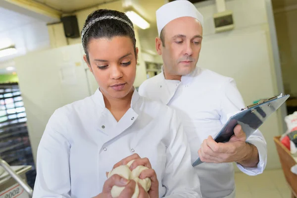 Apprendista Chef Supervisore Pasta Lavoro Con Appunti Vegliare Sulle Spalle — Foto Stock