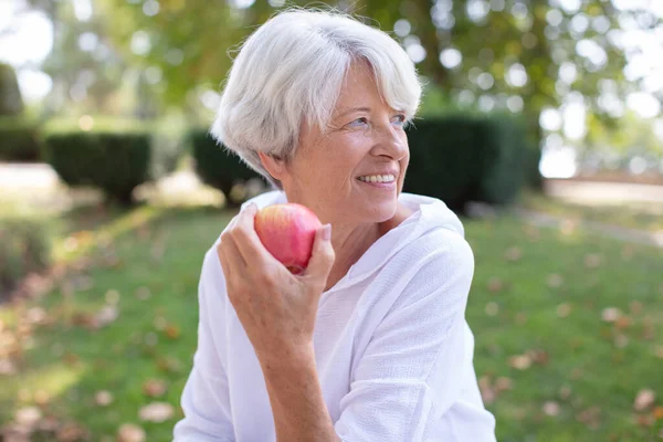 Madura Sonriente Mujer Con Manzana —  Fotos de Stock
