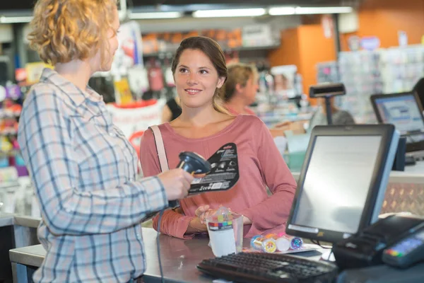 Paying Credit Card Store Checkout — Stock Photo, Image