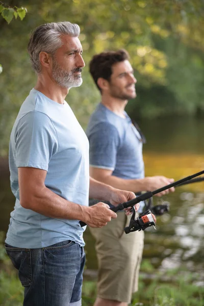 Dos Hombres Pescando Desde Muelle Río —  Fotos de Stock