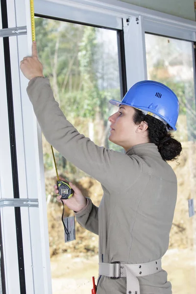 Schöne Junge Frau Beim Messen Eines Fensters — Stockfoto