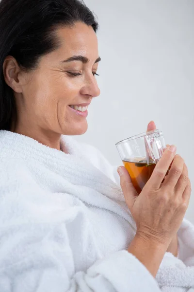 Mulher Bonita Roupão Banho Desfrutando Uma Xícara Chá — Fotografia de Stock