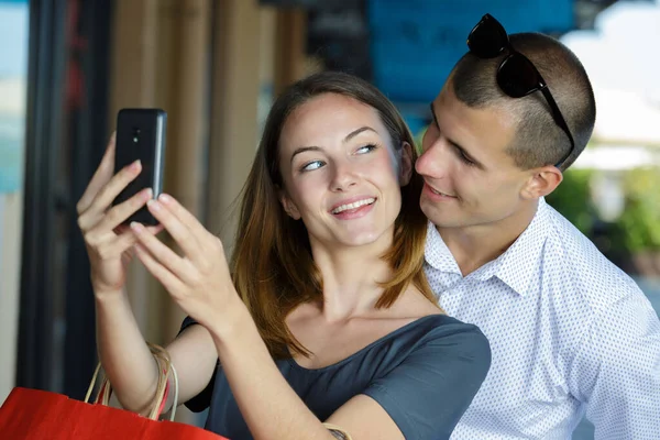 Glückliches Paar Macht Nach Dem Einkauf Ein Selfie — Stockfoto