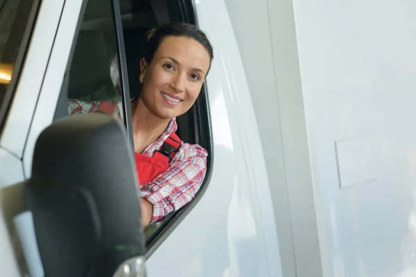 Porträtt Kvinnlig Lastbilschaufför — Stockfoto