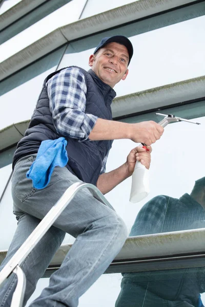 窓を掃除するはしごの男 — ストック写真