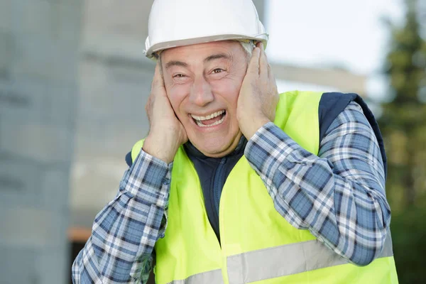 Bauarbeiter Hält Sich Wegen Des Lärms Die Ohren — Stockfoto