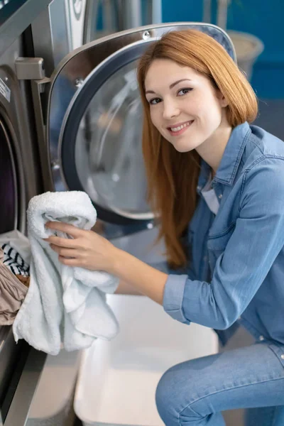 Çamaşırhanede Haftalık Çamaşırlarını Yıkayan Genç Bir Kadın — Stok fotoğraf