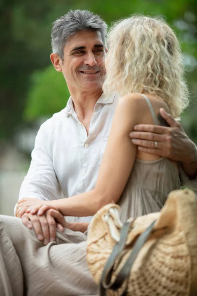 Happy Married Couple Embracing Smiling — Stock Photo, Image