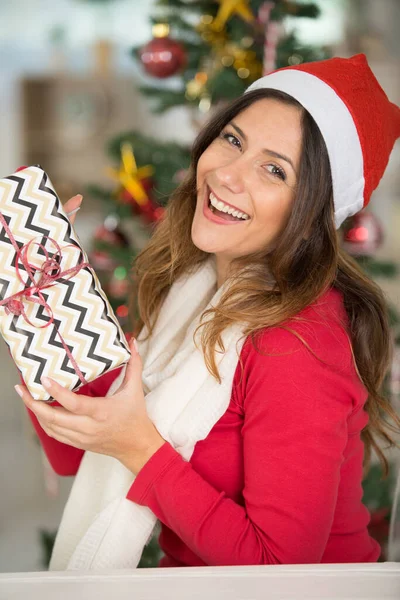 Attraktive Süße Frau Mit Weihnachtsmann Hut Und Einem Gif — Stockfoto